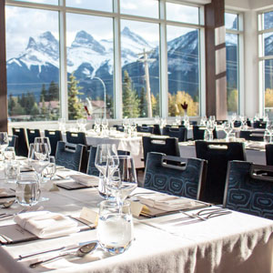 空荡荡的餐厅，背景是阿尔卑斯山