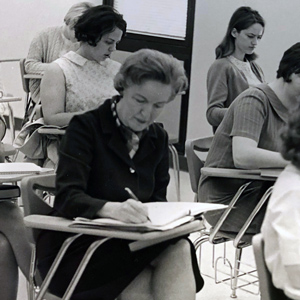 大约1969年，马乔里·韦伯坐在教育教室的书桌前