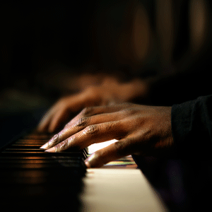 照片的说明黑人手中玩钢琴