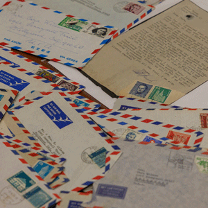 字母航空邮件信封从奥托弗兰克·卡拉Wilson-Granat传播放在桌上。