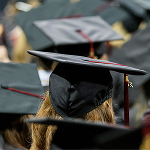 毕业典礼上，毕业生戴着毕业帽和毕业礼服