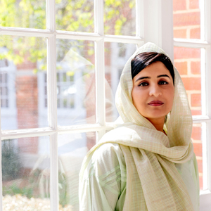 一位身着巴基斯坦传统服饰的妇女站在窗前