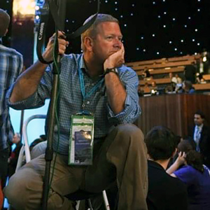 温·麦克纳米在拍摄政治会议的间隙休息