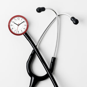 一种医用听诊器，有一个转鼓的时钟。