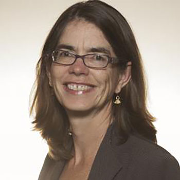 戴眼镜、穿棕色夹克的女士黛西·马丁是加州大学圣克鲁兹分校历史与公民学项目的主任